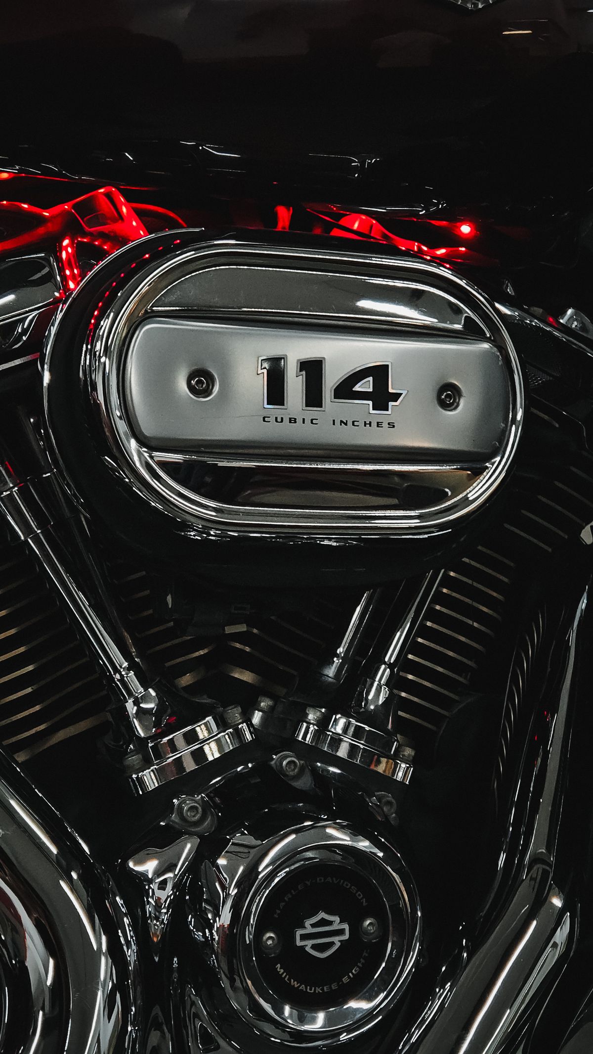 Close-up mesin motor di bengkel